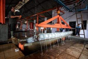 proses pembuatan es batu balok