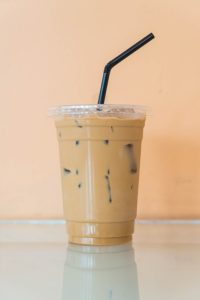Penggunan es tube untuk pendingin minuman.
